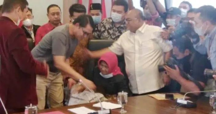 Temui Ibu Arteria Dahlan, Anggiat Pasaribu Minta Maaf, Sujud di Pangkuannya