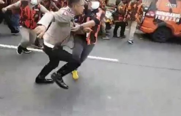 Halau Massa yang Berusaha Merangsek Masuk ke Gedung DPR RI, Anggota PP Pukul Polisi