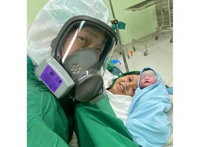 Viral, Bayi Kembar Lahir Beda Tahun