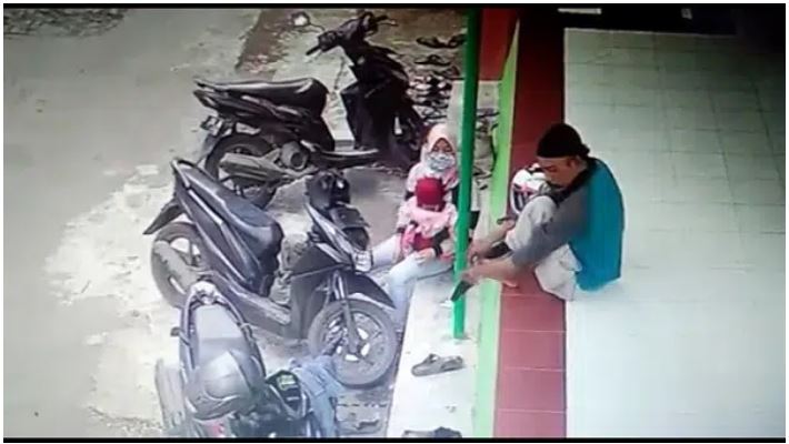 Pura-pura Mau Salat di Masjid, Pasutri Bawa Bayi Curi Sepatu dan Helm Jamaah