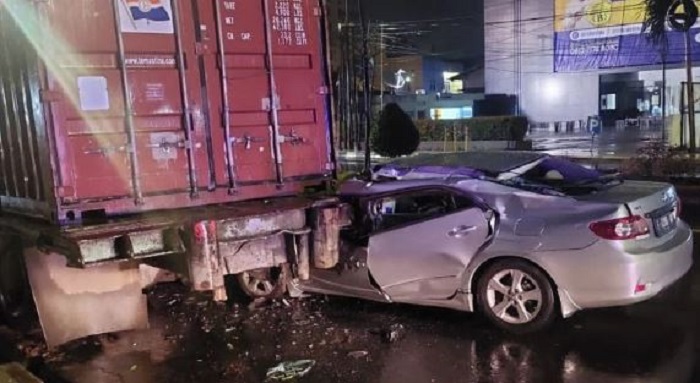 Tabrak Ekor Truk Kontainer, Mobil Sedan Remuk, Satu Orang Meninggal