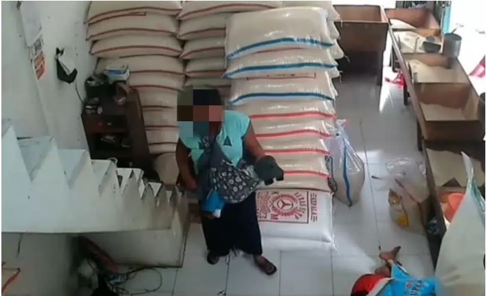 Terekam CCTV, Seorang Ibu Bawa Balita Mencuri di Toko Beras