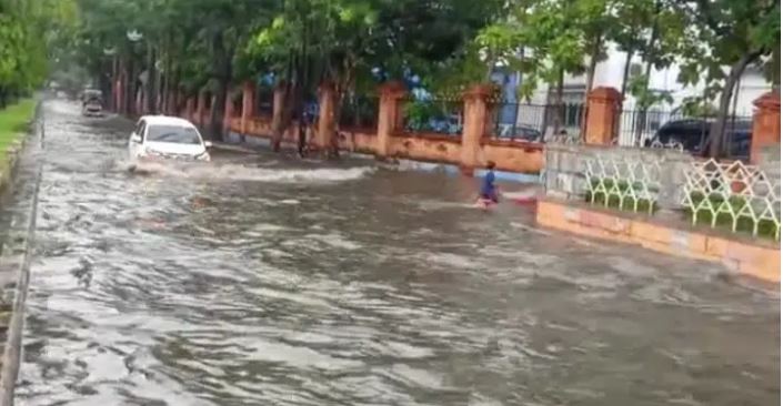 Jalan Terusan Pemuda Diguyur Hujan, Ketinggian Air Buat Pengendara Sulit Melintas