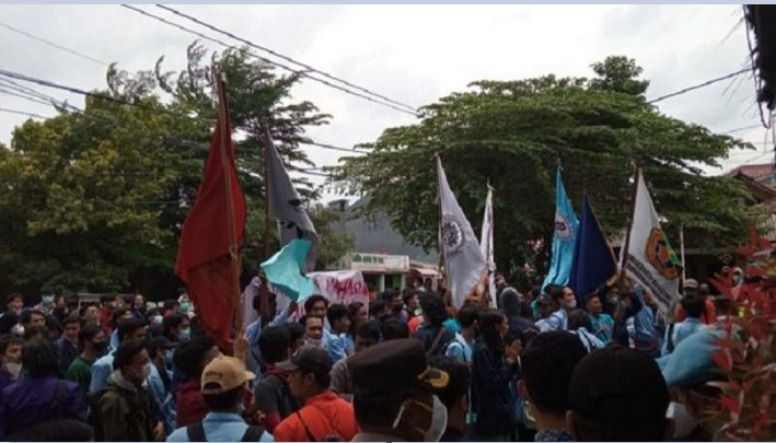 3000 Massa Aliansi BEM Kota Bekasi Geruduk DPRD