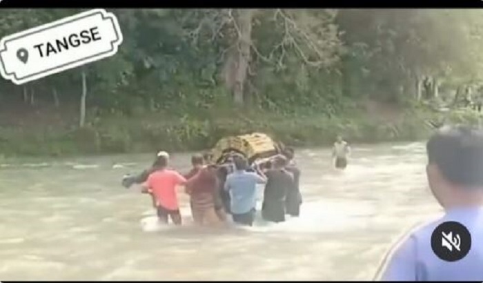 Tak Ada Jembatan, Pelayat Terobos Sungai Sambil Gotong Keranda Jenazah