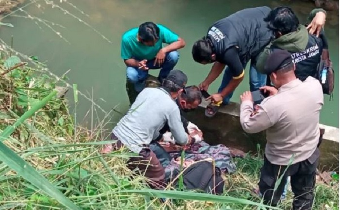 Anak-Anak Sedang Nyari Ikan Disungai, Malah Ketemu Bungkusan, Isinya Bikin Geger