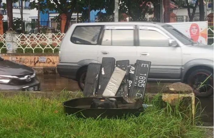 Paksa Terjang Genangan Banjir, Plat Nomor Mobil Berjatuhan