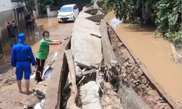 Tanggul Jebol, Pemukiman Warga Terendam Banjir