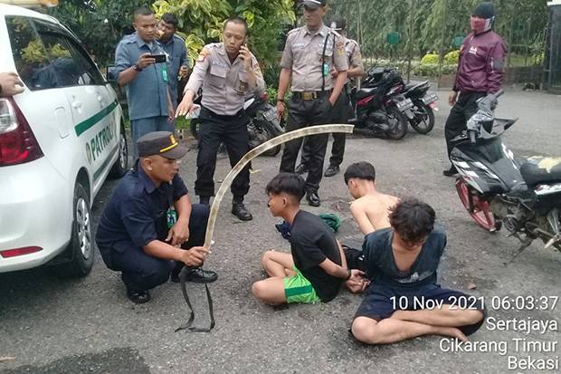 Begal Pemotor, 3 ABG Bawa Celurit Raksasa Diamankan