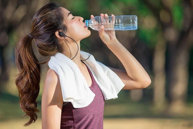 Simak!, Jangan Minum Air Sambil Berdiri, Bisa Berakibatâ€¦