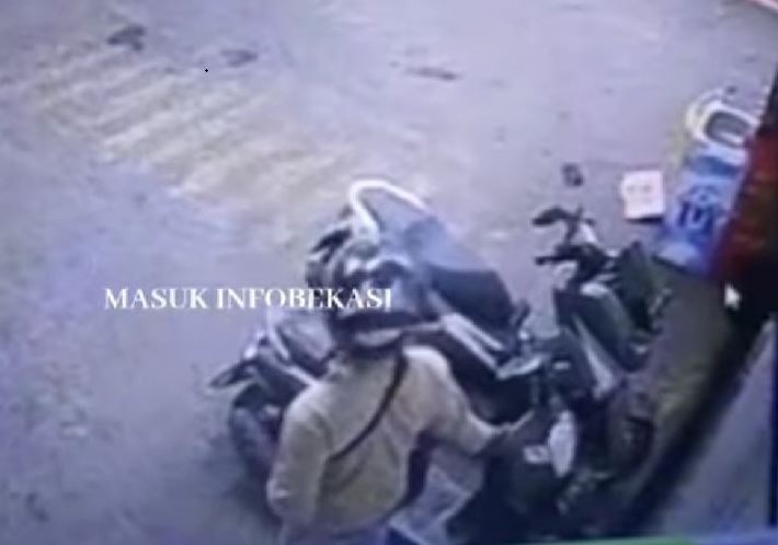 Seorang Pria Terekam CCTV Saat Mencuri, Netizen Soroti Tukang Parkir