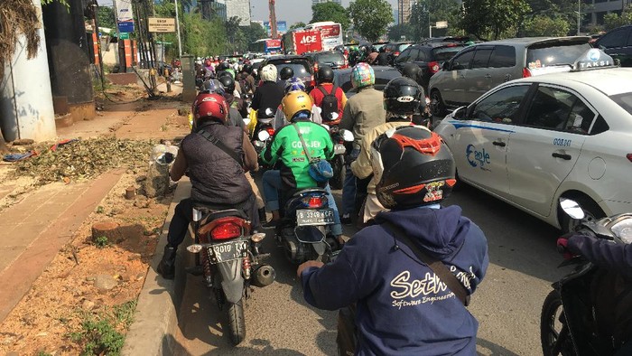 Tambun Selatan Macet Parah, Beberapa Ruas Jalan Sudah Tidak Layak