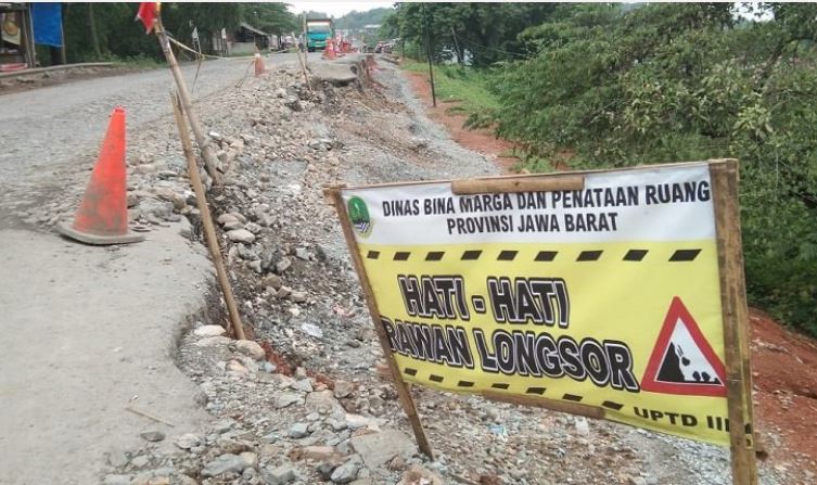 Tak Kunjung Diperbaiki, Akses ke Stasiun KCIC Telukjambe Rusak Parah