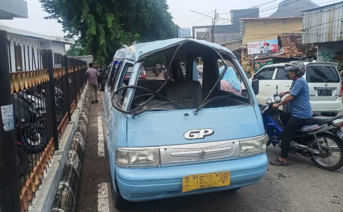 Dihantam Toyota Avanza, Angkot GP Terguling, 4 Penumpang Luka-luka