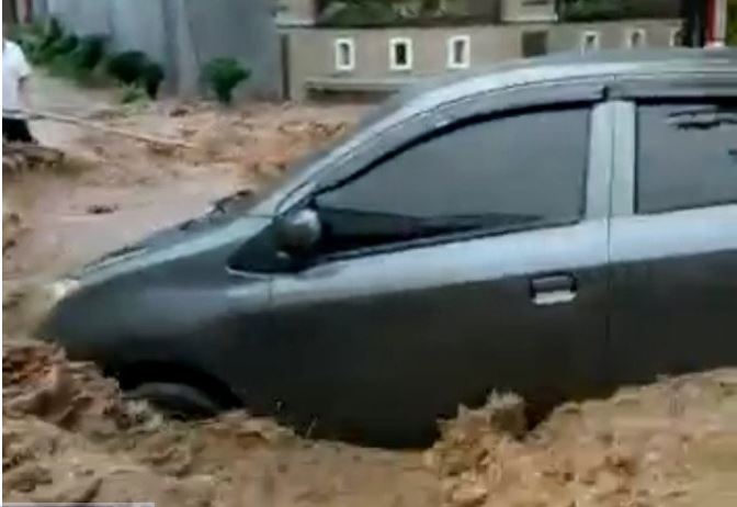 Banjir Besar Menerjang Jember, Perum Bumi Mangli Permai Terendam Air, Satu Mobil Terseret Arus