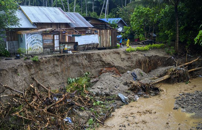 Terdampak Longsor, 10 Rumah Hanyut ke Kali Bekasi