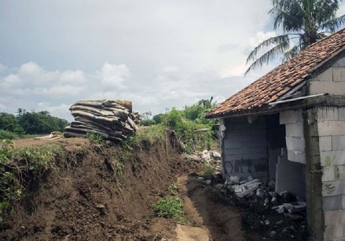 Tanggul Citarum Longsor Timpa Rumah Warga Ditutup Karung Isi Tanah