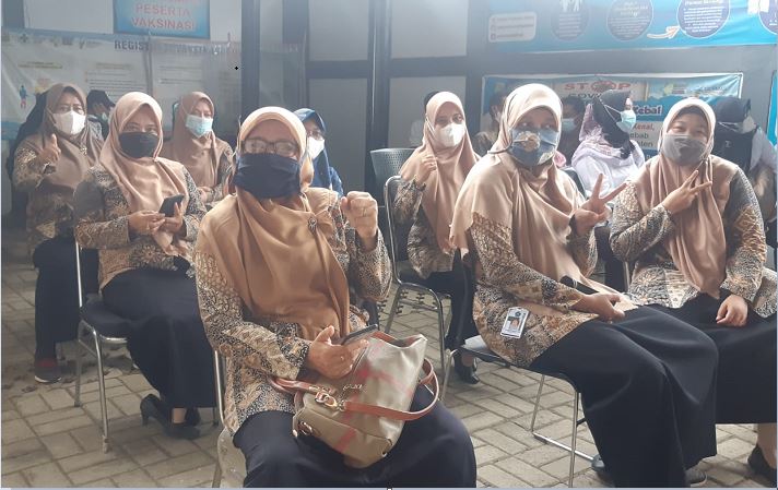 Tingkatkan Imun, GTK MTsN 2 Karawang Jalani Vaksinasi Booster