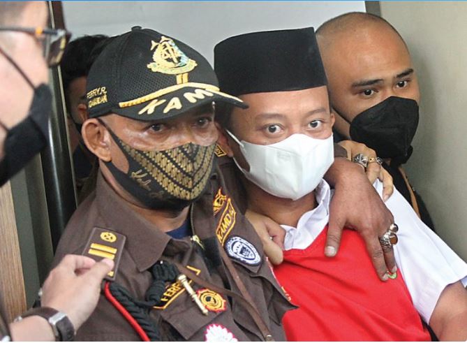 Ustaz Predator 13 Santriwati Herry Wirawan Divonis Hukuman Mati