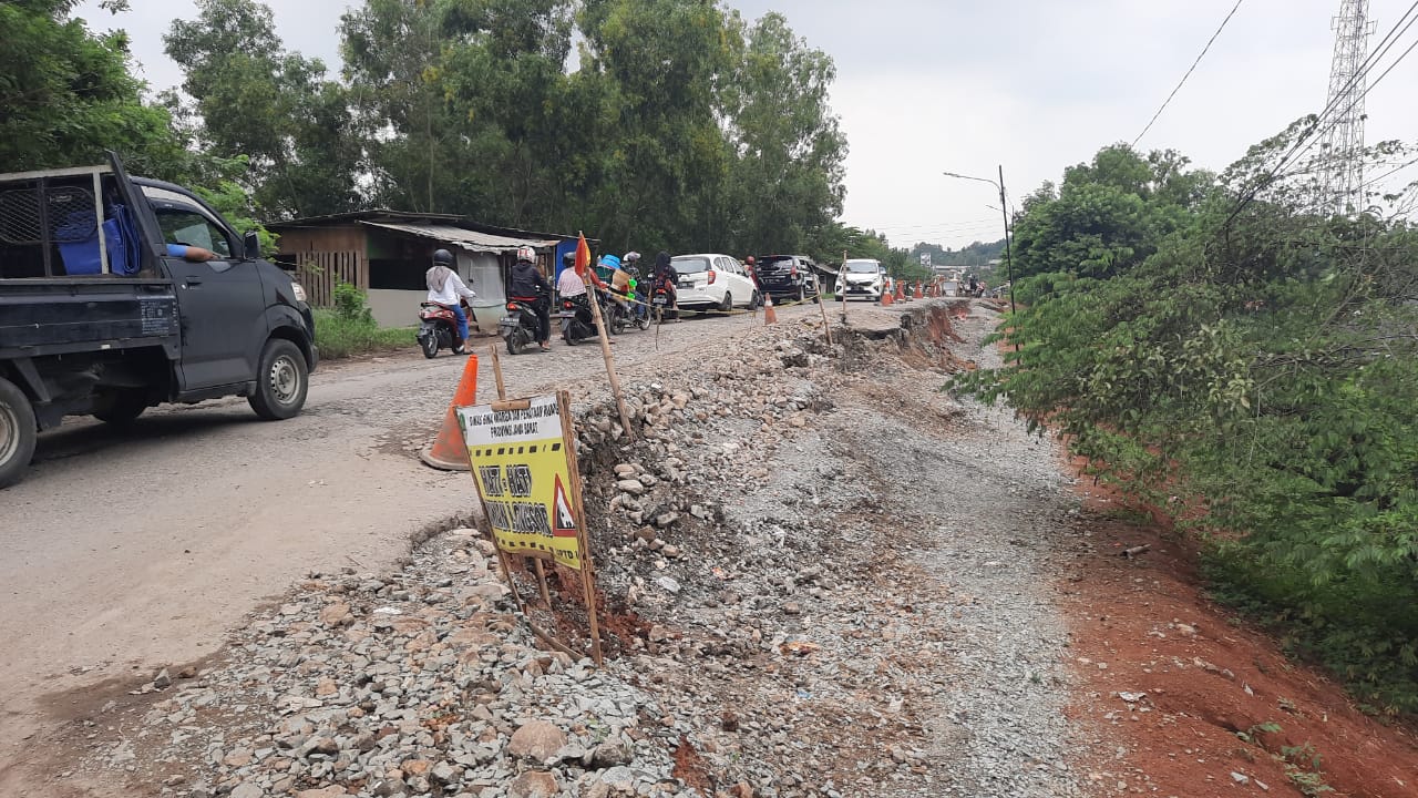 Sudah Setahun Longsor, Jalan Badami-Loji Dibiarkan Pemkab Karawang