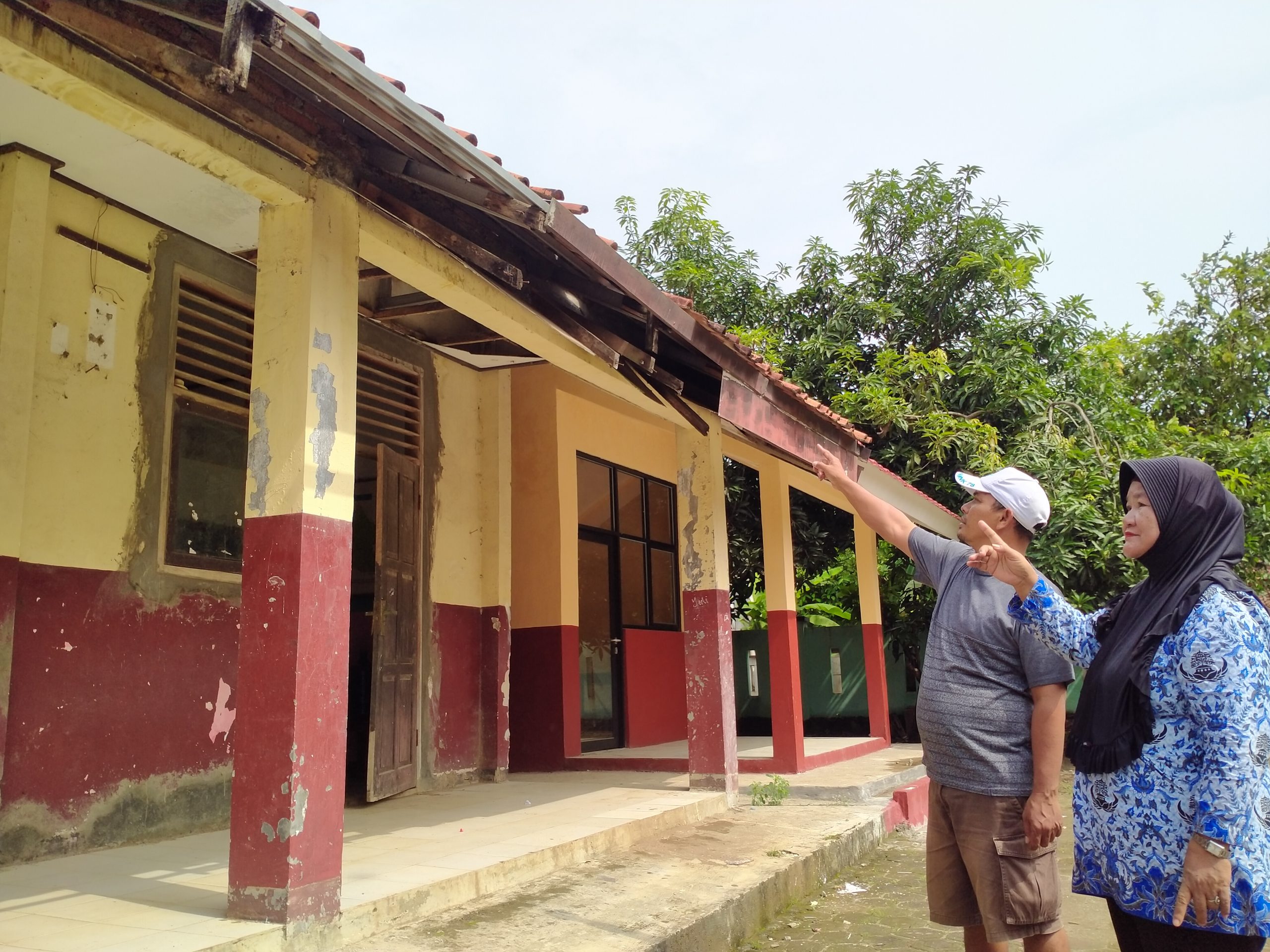 Kelas Hampir Ambruk: Hujan Turun, Siswa Belajar di Rumah Warga