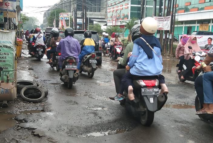 Kerap Picu Kecelakaan, Jalan Kaliabang Dibiarkan Rusak