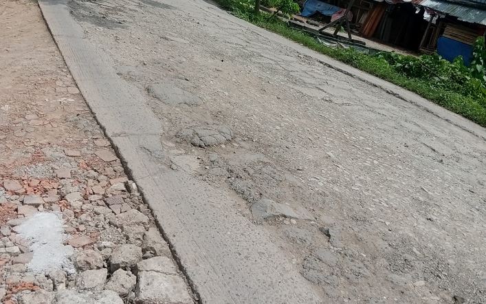 Ditelantarkan Selama Bertahun-tahun, Jalan Utama Desa Sirnajaya Makin Hancur