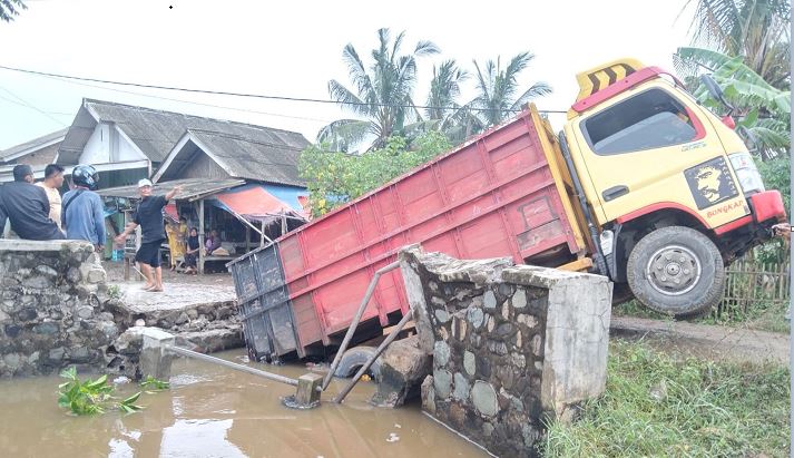 Potret Jembatan-Jembatan di Karawang, di Kota Ambles, di Desa Ambruk