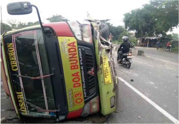 Pengendara Motor Lawan Arus, Elf Terguling dan Tabrak Honda Beat di Pantura Gebang, Begini Kronologinya