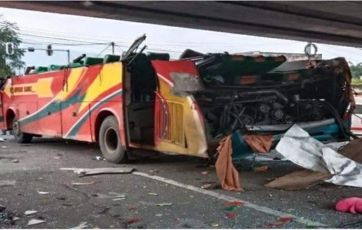 Kecelakaan Mengerikan, Bus Tabrak Fly Over, Atap dan Badan Terpisah, Belasan Penumpang Luka