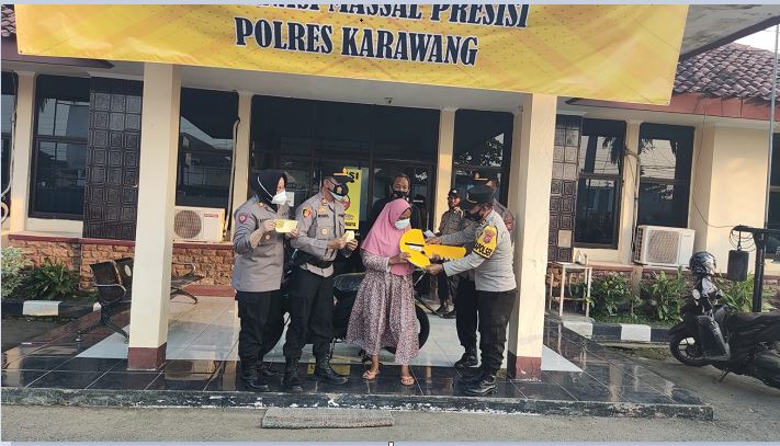 Usai Divaksin, Mak Asti Kaget Dapat Hadiah Sepeda Motor