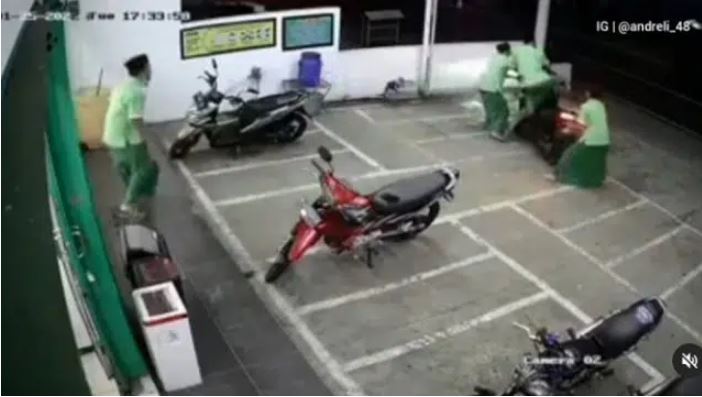 Viral, Santri Gagalkan Aksi Curanmor di Minimarket, Maling Kabur Tinggalkan Motornya