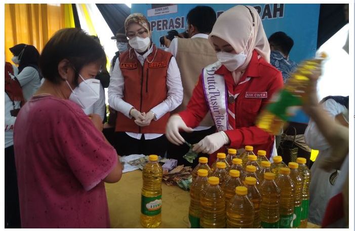 Tak Sampai 2 Jam, Ribuan Liter Minyak Goreng Murah Ludes