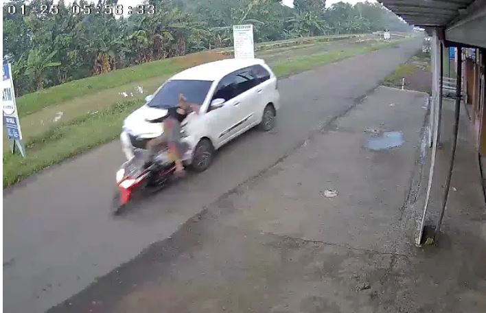 Terekam CCTV, Video Mobil Tabrak Motor, Seketika Pengendara Metik Terpelanting