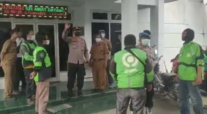 Gegera Komentar Tidak Sopan saat Order, Ojol Geruduk Rumah Warga di Jadimulya