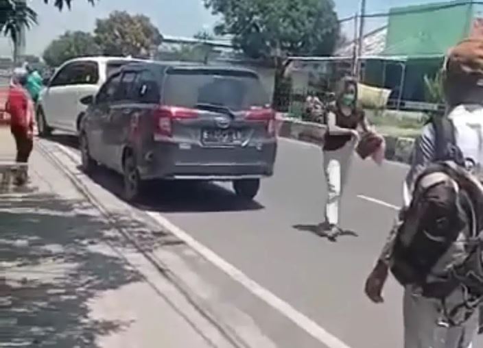 Viral, Adegan Mirip Film Layangan Putus, Pelakor Ketahuan Istri Sah, Dicegat di Jalan