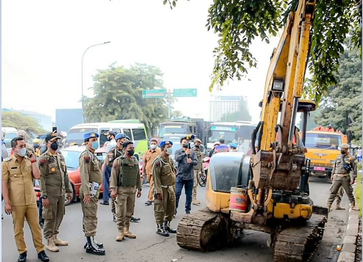 Dikomandoi Wabup, Puluhan Bangunan Liar di Sepanjang Jalan Interchange Karawang Barat Dirobohkan