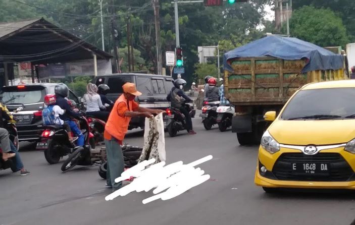 Terlindas Truk Pasir, Pengendara Motor Tewas di Tempat