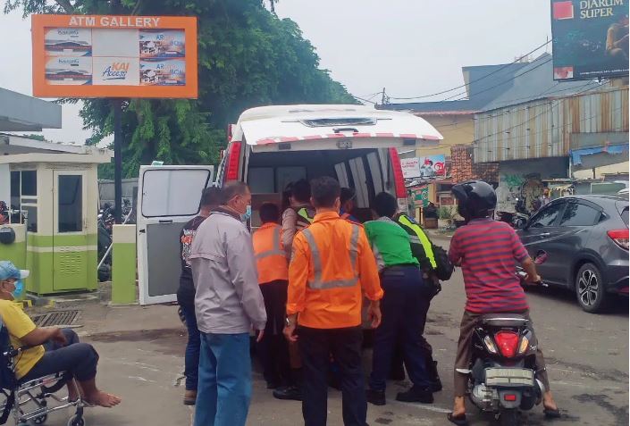 Tabrak Angkot Hingga Terguling 2 Kali, Ibu dan 2 Anak Kecil Dilarikan ke RS, Pengemudi Avanza Diamankan Polisi