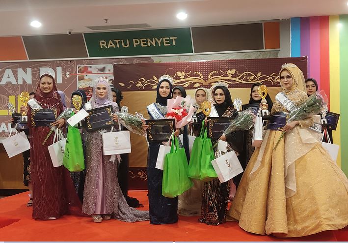 Septi Terpilih Jadi Putri Hijab Karawang 2022