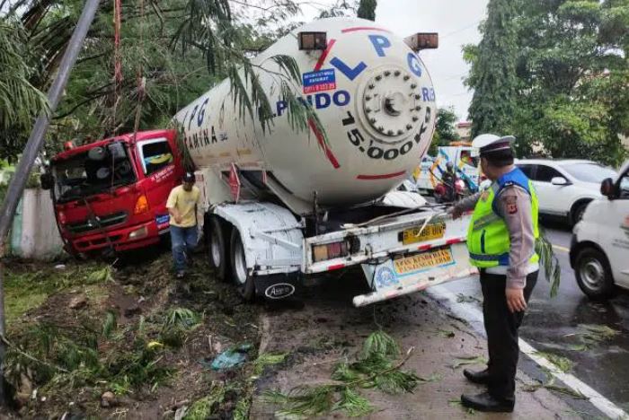 Truk Tangki Pertamina Kecelakaan, Diduga Kurang Konsentrasi, Begini Kronologinya