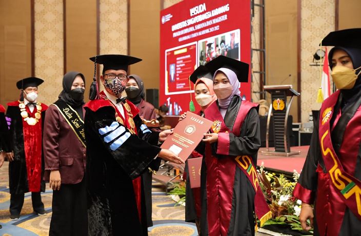 Gelar Wisuda, Unsika Luluskan 1.626 Sarjana