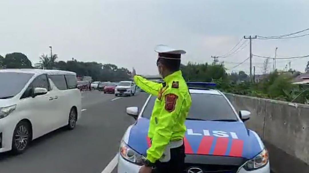 Urai Kemacetan, Polda Jabar dan Polres Karawang Terapkan Contraflow di Tol Jakarta-Cikampek