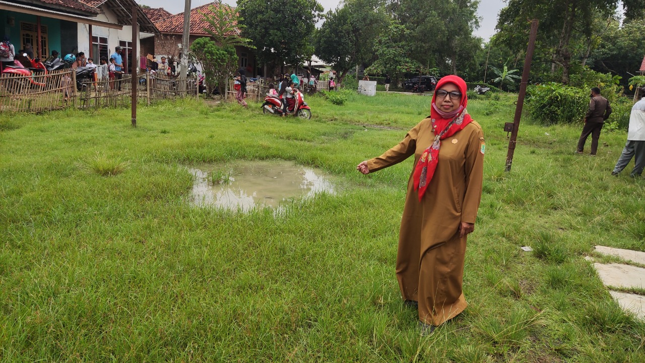 Kondisi SDN Cikalong 2 Memprihatinkan, Tak Ada Toilet, Halaman Becek, hingga Kekurangan Ruang Kelas