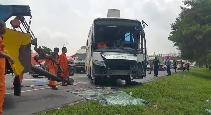 Supir Mengantuk, Bus Pariwisata Terguling di KM 57 Tol Japek