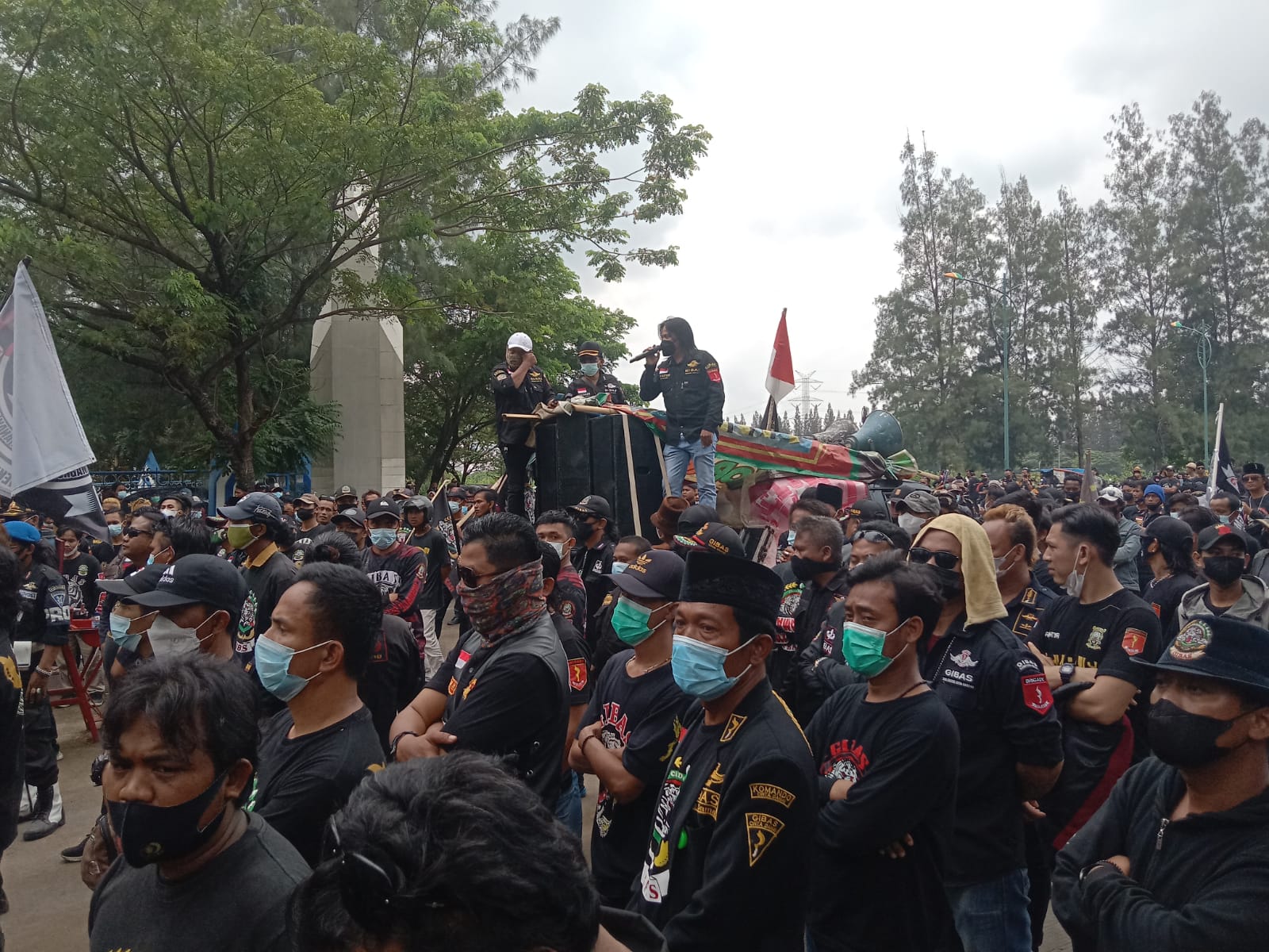 Ribuan Massa Gibas Demo Kepung Kantor Bupati Bekasi, Ini Tuntutannya !