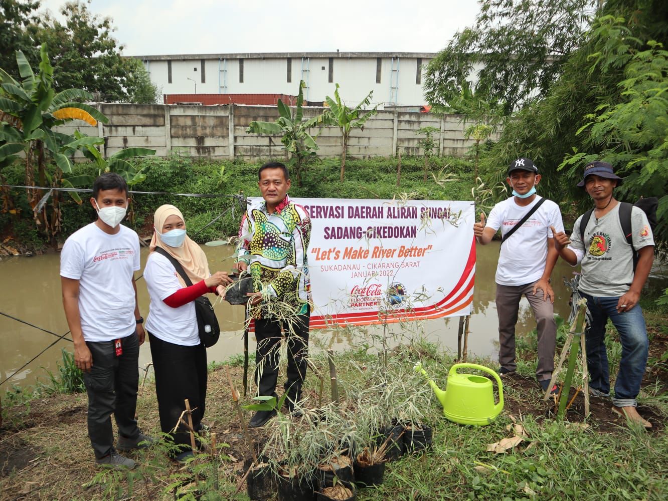 Bareng Bambu Foundation dan Obon Tabroni, CCEP Tanam Pohon di Sungai Sadang