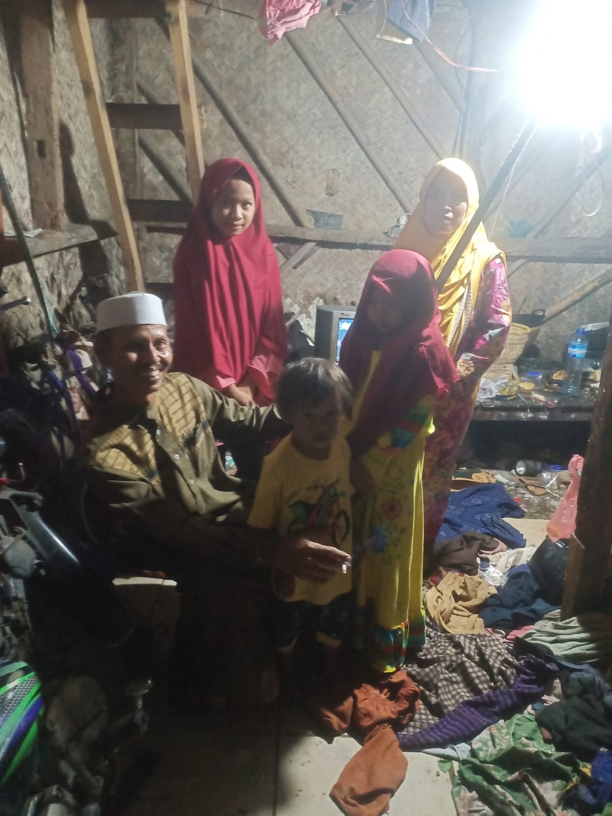 Berbagi Kebahagian dengan Ustaz Suhud Hidayat Cilebar, Warung Sedekah Bangun Rumah yang Layak