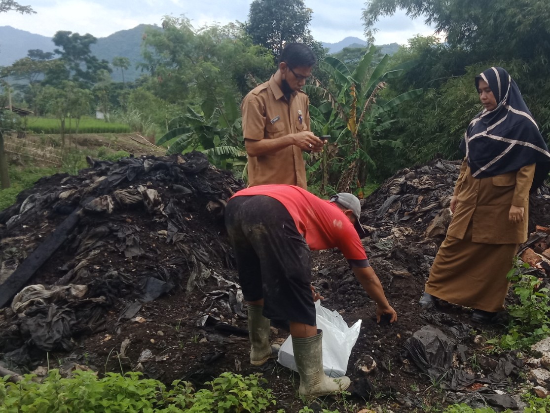 Tim DLHK Cek Tumpukan Limbah Beracun di Tegalwaru, Pemilik Lahan Tidak Ada di Rumah