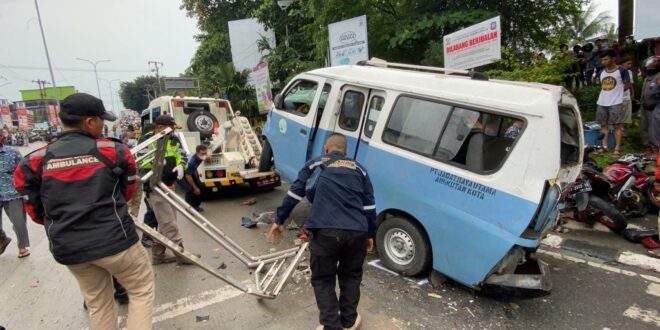 Innalillahi... Kecelakaan beruntun Terekam, Kontainer Rem Blong Gilas Motor dan Mobil, Korban Berjatuhan